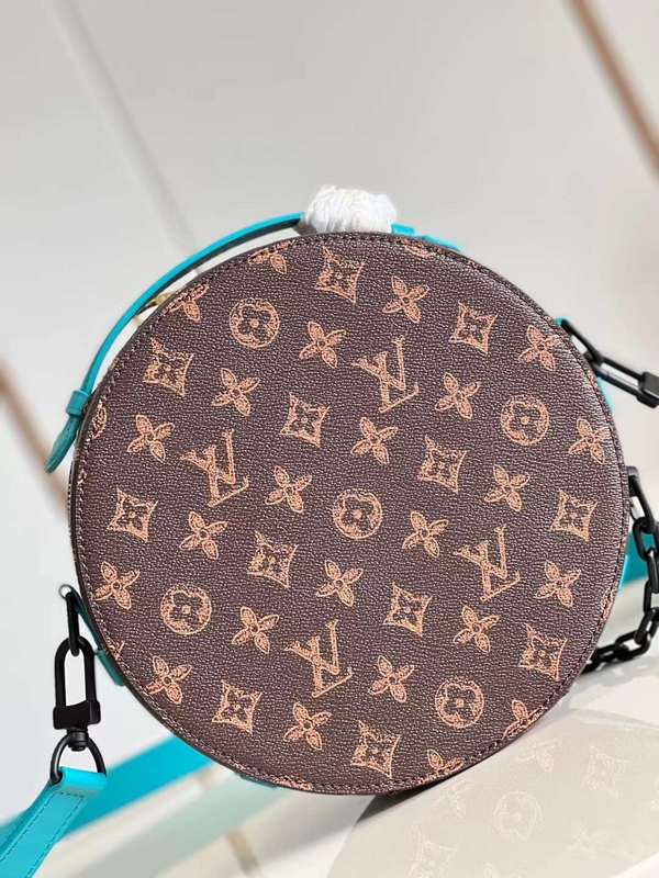 Handle and strap detail of structured signature women's handbag – women's everyday handbag
