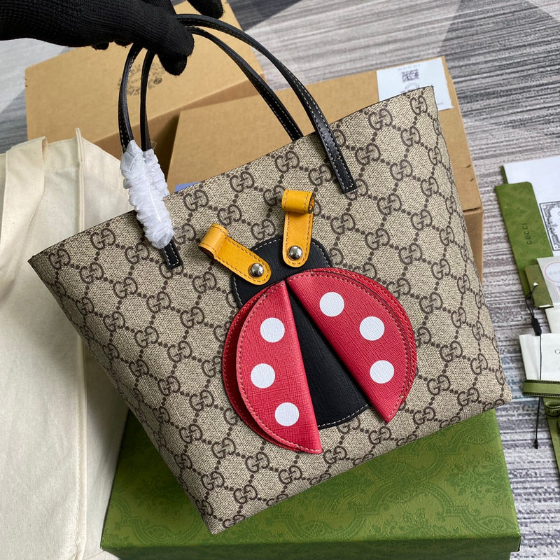 Handle and strap detail of statement modern women's handbag – women's luxury handbag