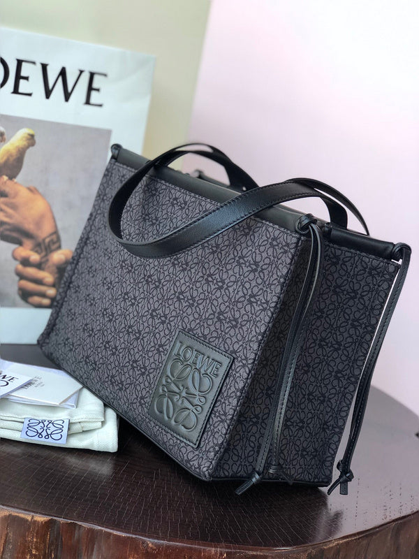 Ziva's Charm handbag – close-up view (32cm*24cm*16cm)