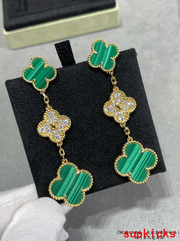 Front view of Van Cleef & Arpels unisex jewelry piece
