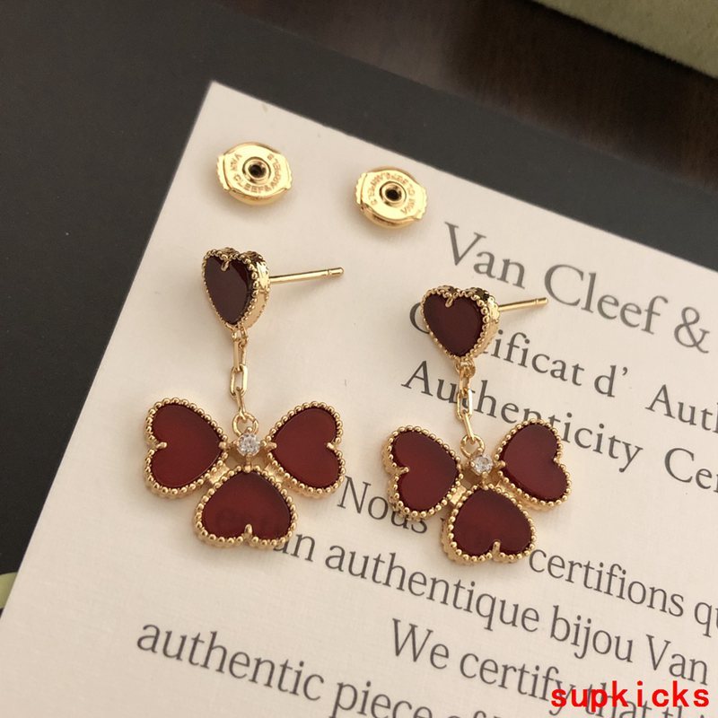 Side view of Van Cleef & Arpels unisex jewelry piece