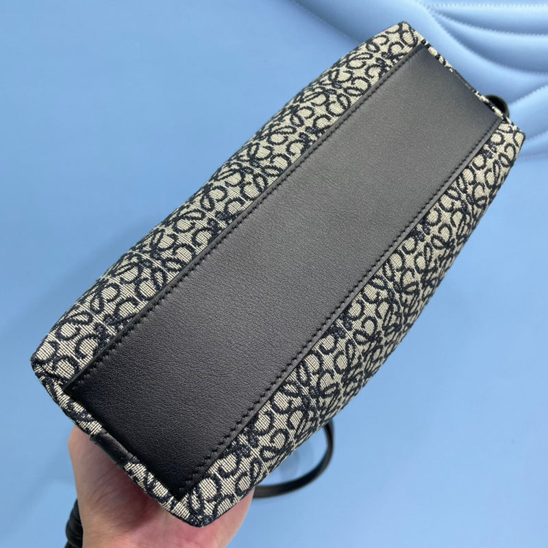 Ziva's Charm handbag – carry view (18cm*23.9cm*9cm)