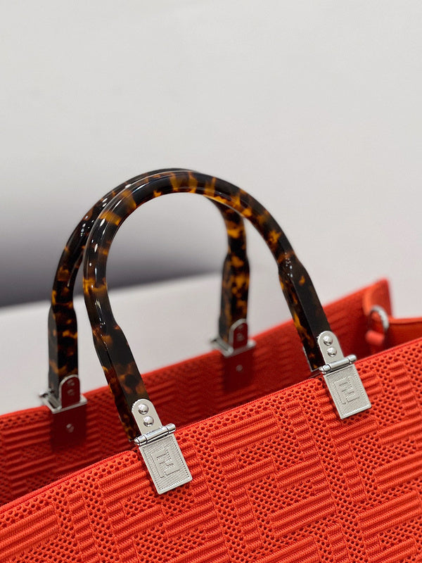 Ziva's Charm handbag – detail view (Standard Size)