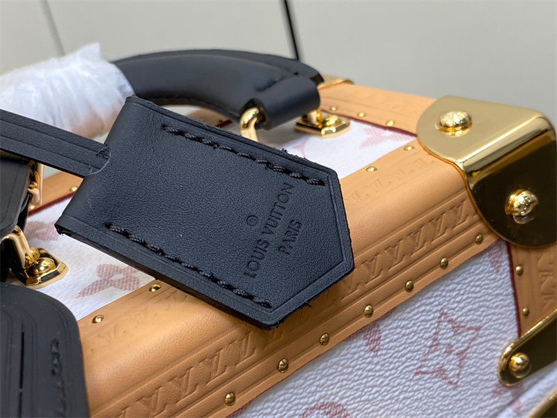  signature shopper bag detail view showing craftsmanship