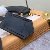  signature shopper bag detail view showing craftsmanship