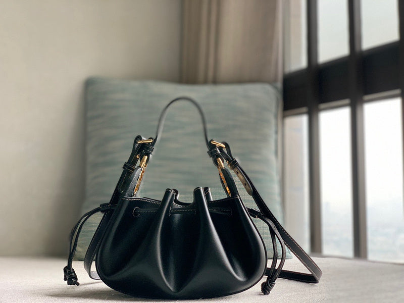 Ziva's Charm handbag – detail view (21cm*17cm*14cm)