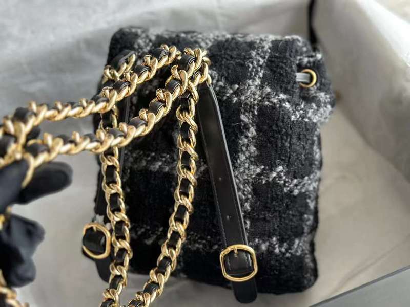 Zivas Charm Chic Craftsmanship Everyday Handbag (Versatile Style Statement) – Interior View