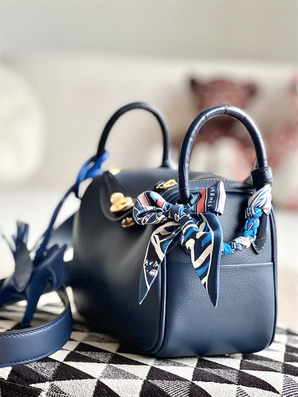  Contemporary shoulder bag front view 13