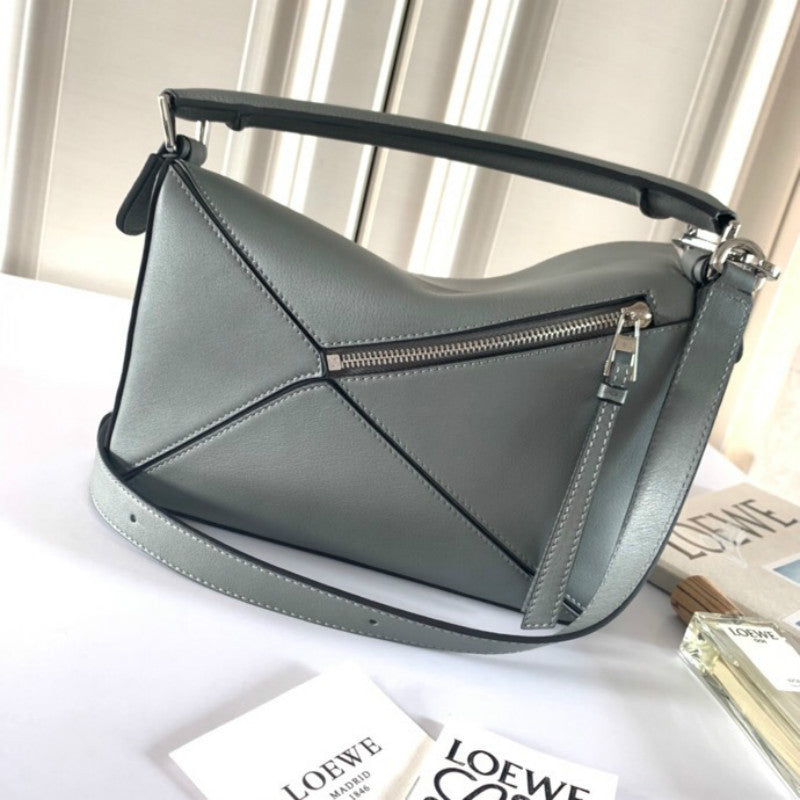 Ziva's Charm handbag – carry view (24cm*16cm*10cm)