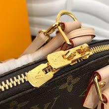 Luxury Iconic Crossbody Bag - Women's Elegant Designer Fashion - NM4279
