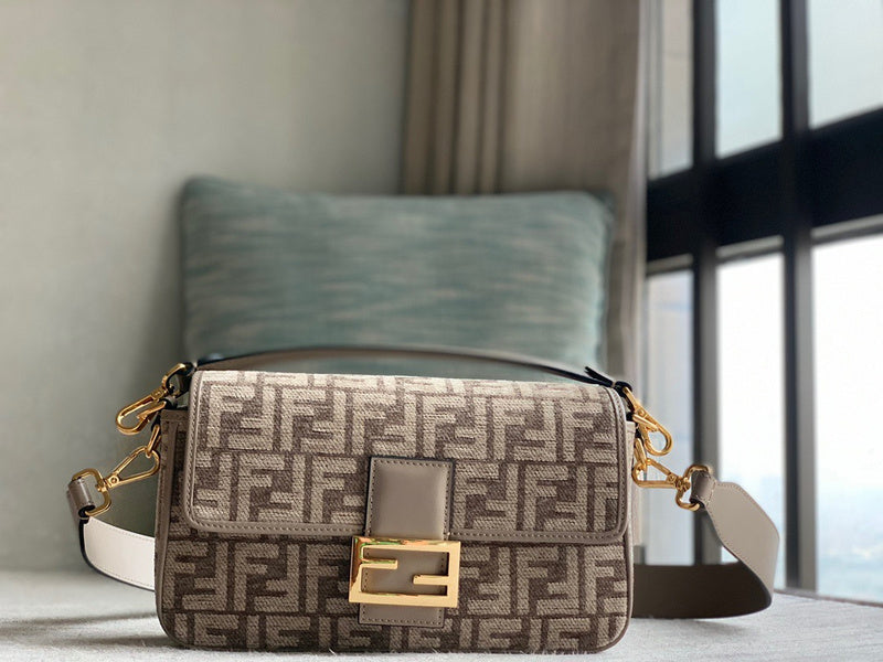 Ziva's Charm handbag – detail view (27cm*6cm*15cm)