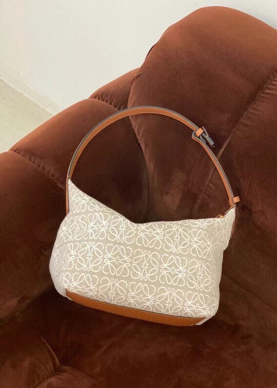 Ziva's Charm handbag – product shot (27cm*21cm*16.5cm)
