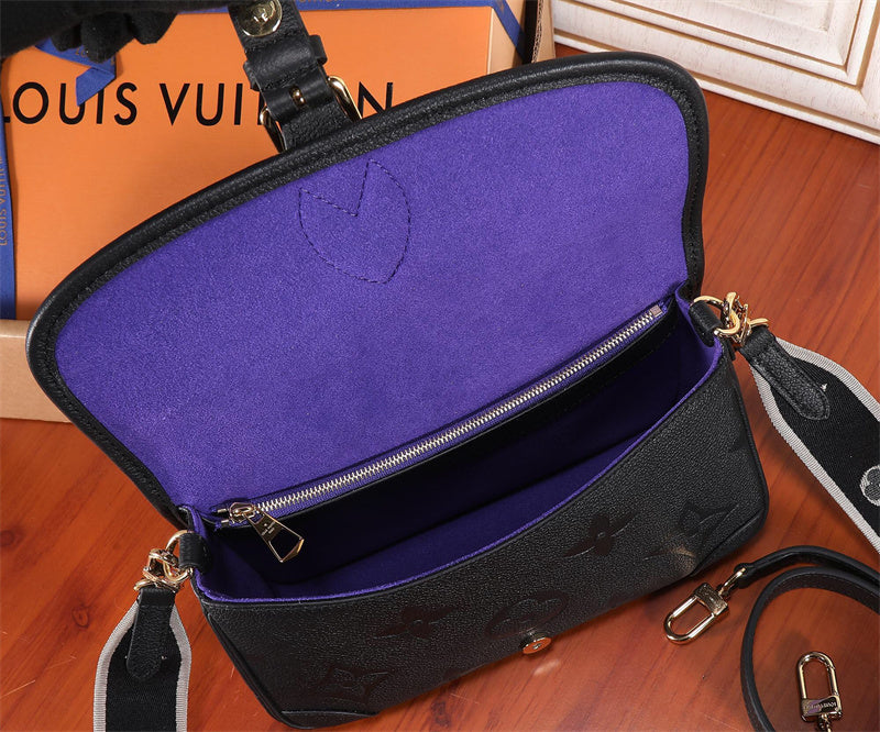  Minimalist shoulder bag carried on shoulder