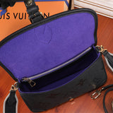  Minimalist shoulder bag carried on shoulder