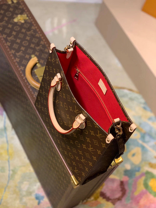 Handle and strap detail of signature refined women's handbag – women's premium purse
