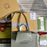 Side profile of signature everyday-luxe women's handbag – women's designer-style accessory