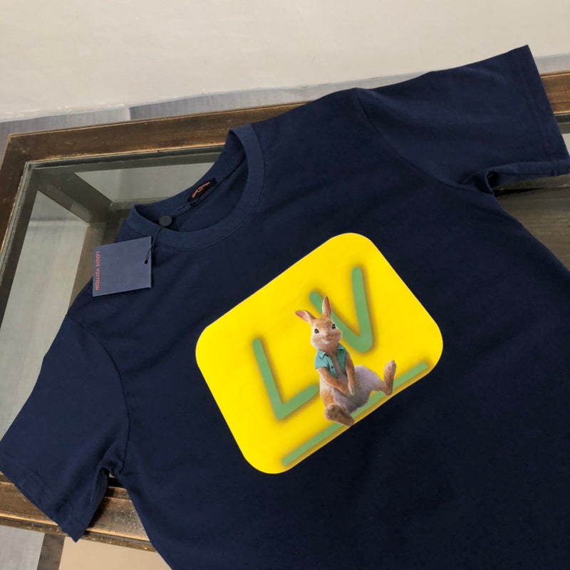 Full styled look of Louis Vuitton cotton t-shirt with everyday silhouette