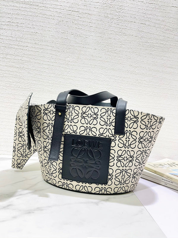 Ziva's Charm handbag – detail view (40cm*18cm*23.5cm)