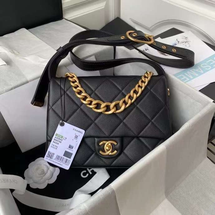  women's handbag, mid design, view 1