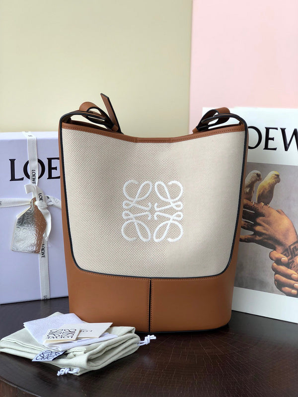 Ziva's Charm handbag – detail view (27cm*26cm*13cm)