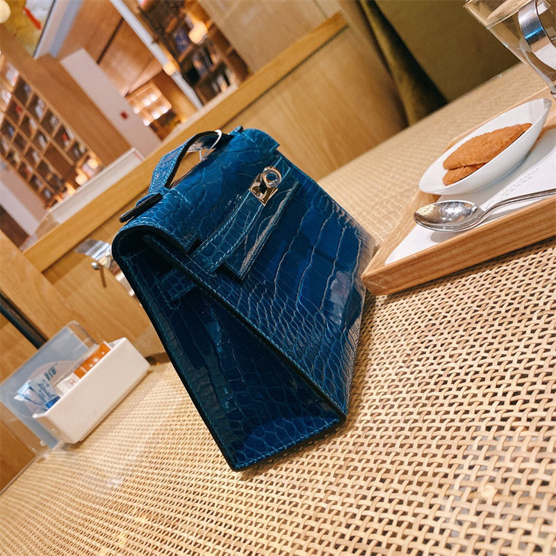  Refined shoulder bag carried on shoulder 16