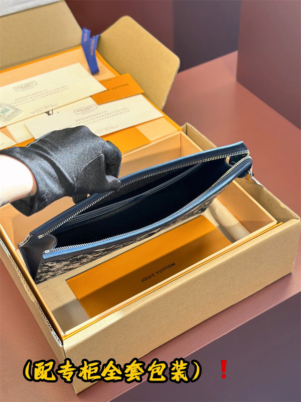 Smart everyday bag carried on shoulder