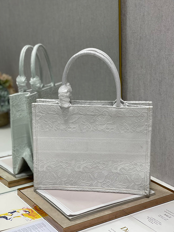 Side profile of everyday-luxe signature women's handbag – women's premium purse