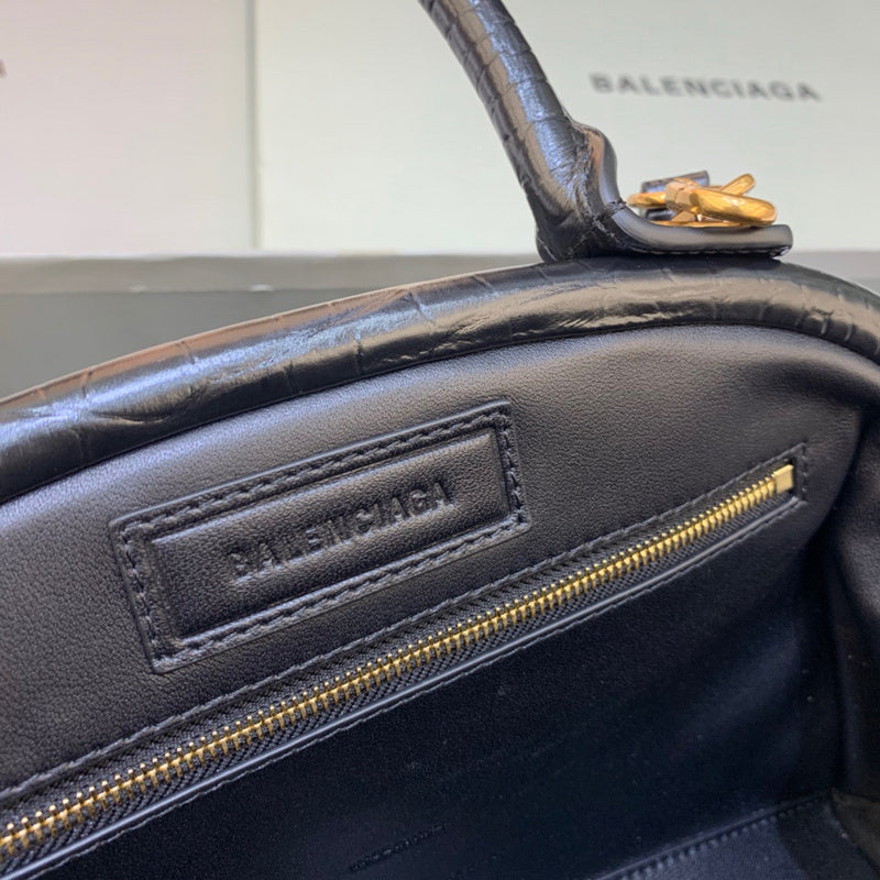 Effortless Vegan Leather Handbag - Everyday Elegance | Women's Fashion Handbag #529 - texture close-up (image 9) of designer-inspired handbag
