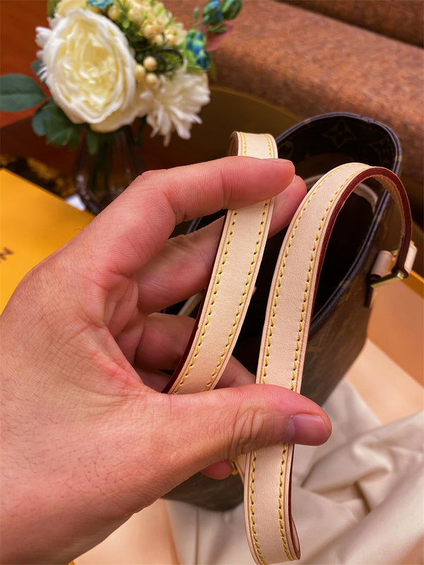 structured bag interior and compartment view 9