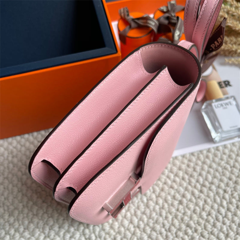 Side view of streamlined structured handbag