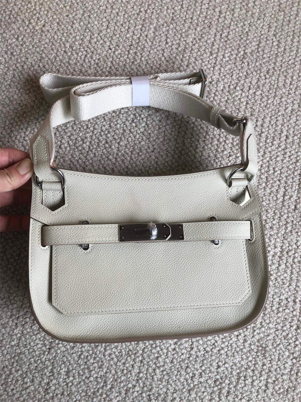  smart carryall bag detail view showing craftsmanship 8