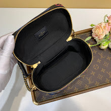 Premium Leather Crossbody Bag - Elegant Women's Designer Handbag - NM5426
