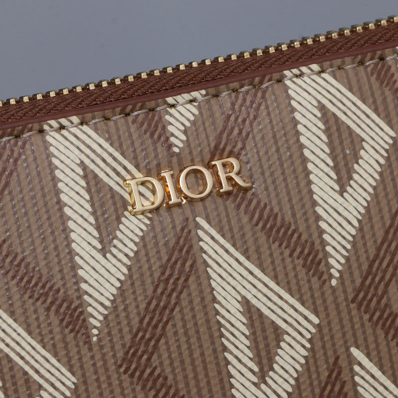 Side profile of premium modern women's handbag – women's designer-style accessory