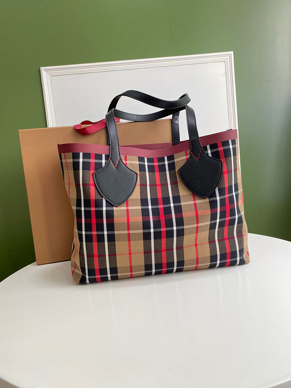 Ziva's Charm handbag – front view (one versatile size)
