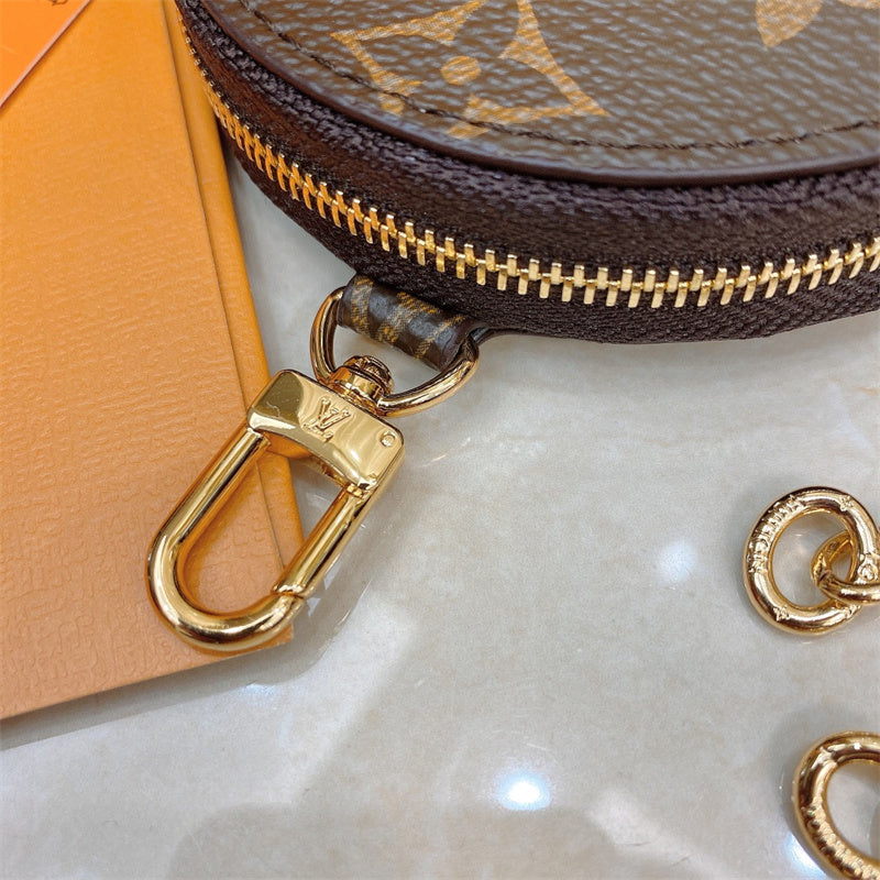  Versatile shopper bag carried on shoulder 22