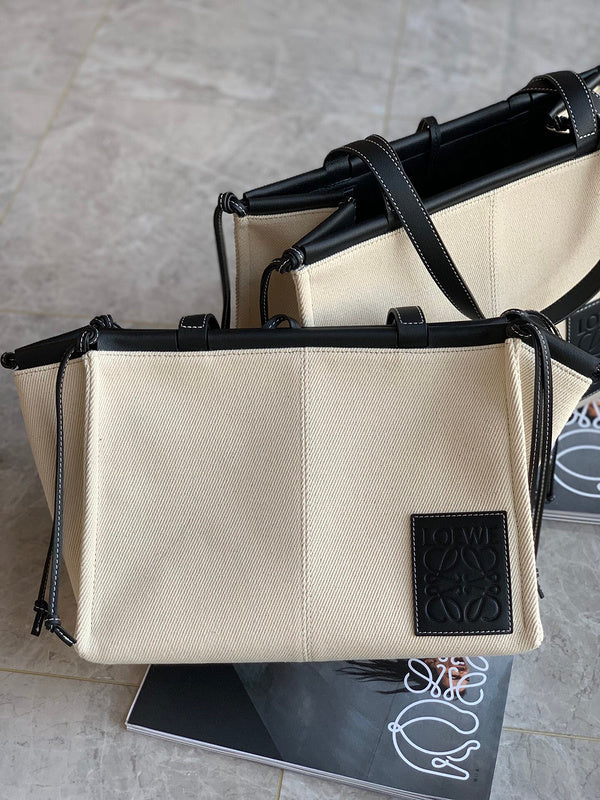 Ziva's Charm handbag – carry view (32cm*24cm*16cm)