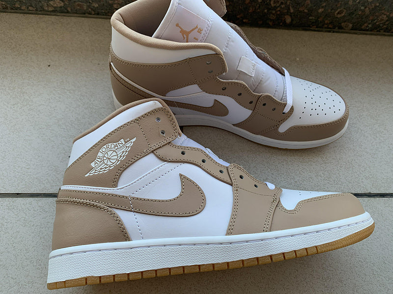 Nike Men's & Women's Luxury Low-Top Trainers — Style 189 angle view