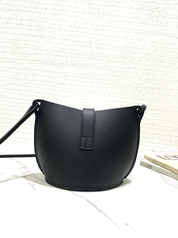 Ziva's Charm handbag – close-up view (14cm*17cm*11.5cm)