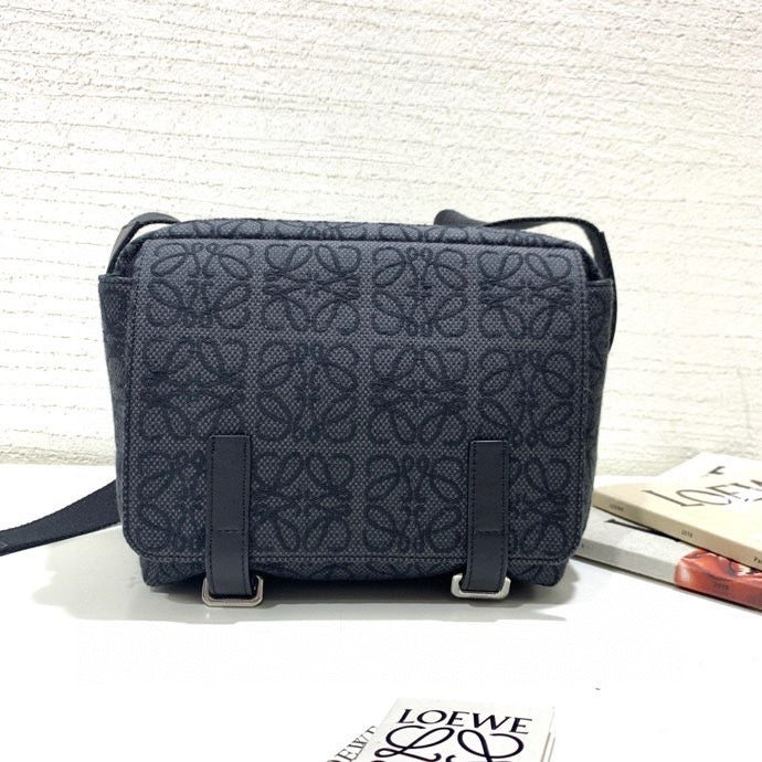 Ziva's Charm handbag – front view (24.5cm*18cm*9cm)