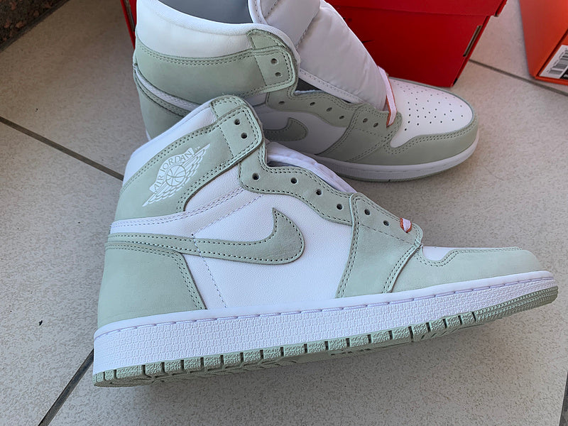 Nike Men's & Women's Luxury Lifestyle Trainers — Style 171 angle view