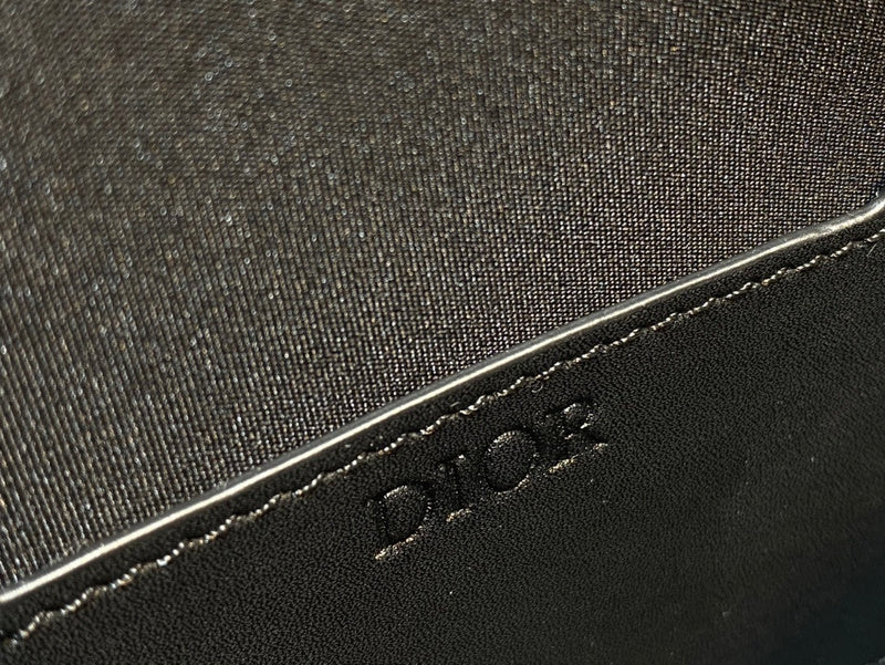 Handle and strap detail of premium modern women's handbag – women's designer-style accessory