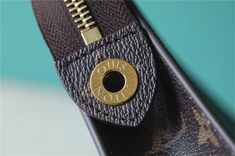  shoulder bag close-up of hardware and finish 11