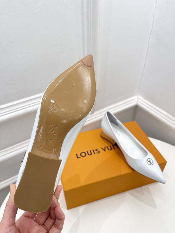 Louis Vuitton shoes Style 421 - full pair display