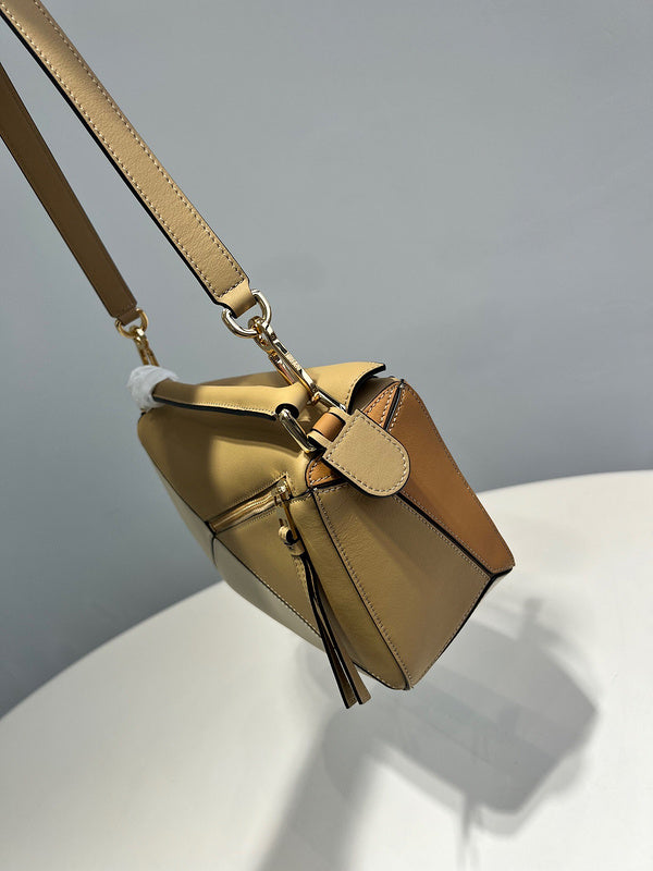 Ziva's Charm handbag – detail view (24cm*16.5cm*10.5cm)