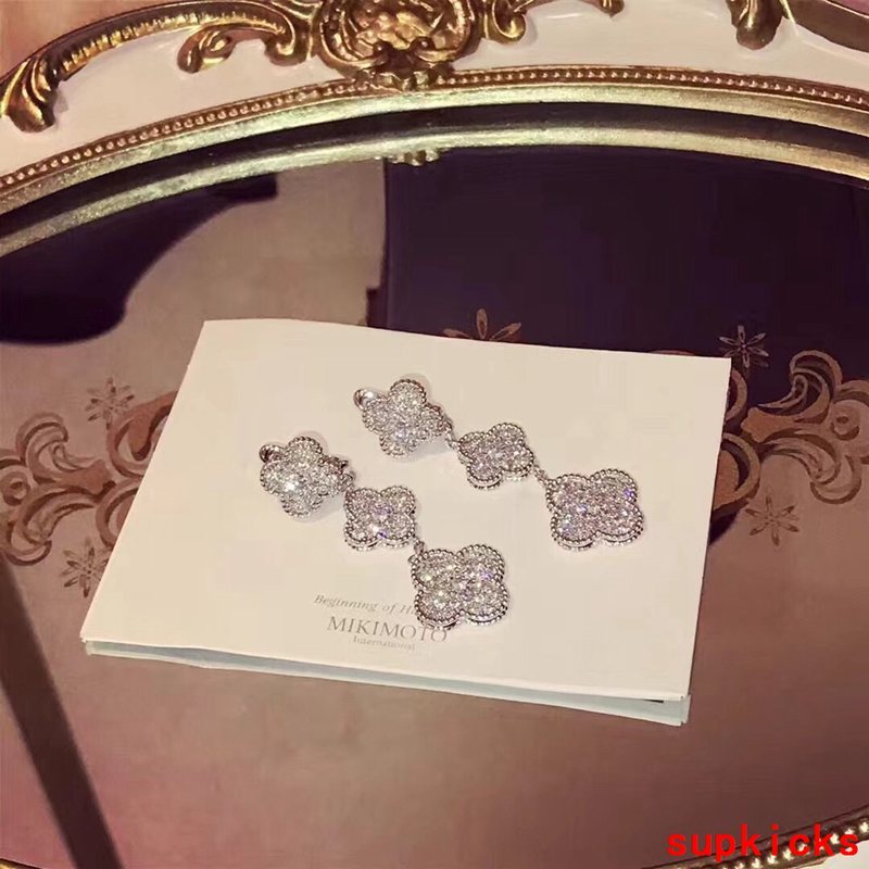 Side view of Van Cleef & Arpels unisex jewelry piece