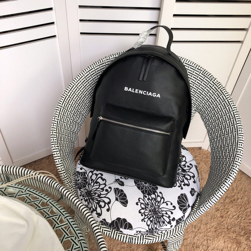 Front view of classic chic women's handbag – women's everyday handbag