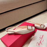Three-quarter angle view of Roger Vivier luxury piece style No.063