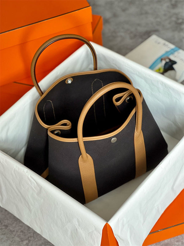  Statement tote bag carried on shoulder
