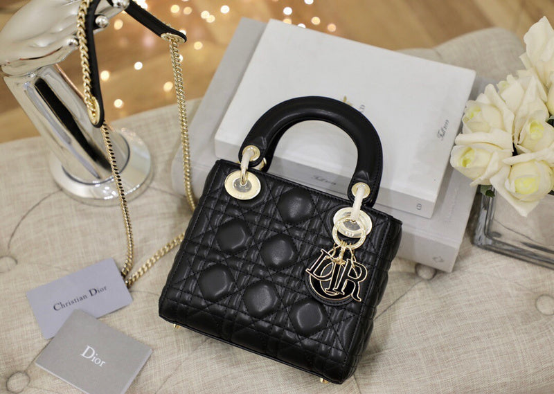 Handle and strap detail of everyday-luxe classic women's handbag – women's premium purse