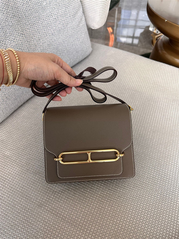  Graceful tote bag carried on shoulder